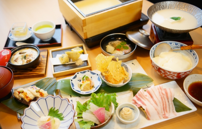 豆冨料理と吟醸せいろ蒸し 八かく庵